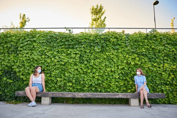 Zwei Freunde Sitzen Einem Park Mit Maske Für Covid Sie — Stockfoto