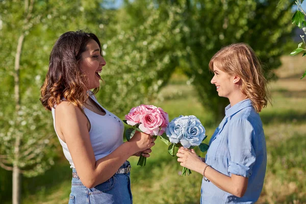 Zwei Junge Frauen Mit Rosensträußen Auf Dem Feld Sie Sind — Stockfoto