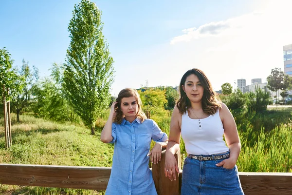 Duas Mulheres Num Parque Eles Olham Para Câmara Amigos Com — Fotografia de Stock