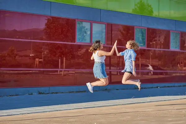 Glücklich Zwei Freunde Springen Vor Freude Sie Schütteln Hände Sie — Stockfoto