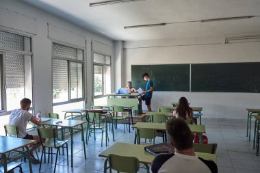 Corona virüsüne karşı güvenlik önlemleri alan bir enstitüdeki sınıflar. Yeni normallik.