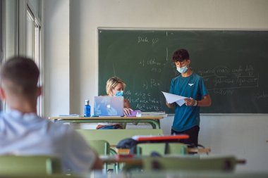 Corona virüsüne karşı güvenlik önlemleri alan bir enstitüdeki sınıflar. Yeni normallik.