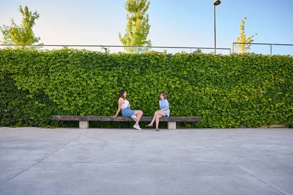 Zwei Freunde Sitzen Auf Einer Bank Sie Reden Draußen — Stockfoto