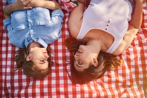 Lesbisches Paar Auf Einer Rot Weiß Karierten Tischdecke Liegend Sie — Stockfoto