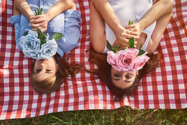 Zwei Frauen Mit Zwei Rosensträußen Sie Liegen Auf Dem Feld — Stockfoto