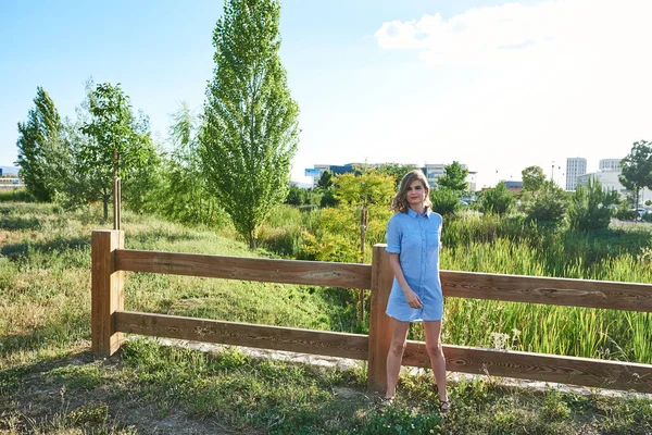 Attraktive Junge Frau Einem Park Sie Genießt Einen Angenehmen Sommernachmittag — Stockfoto