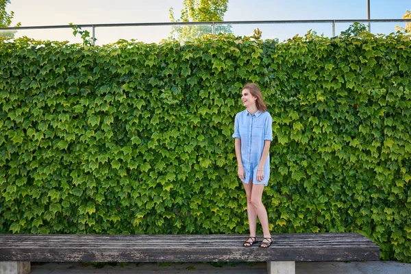 Attraktive Junge Frau Einem Park Sie Genießt Einen Angenehmen Sommernachmittag — Stockfoto