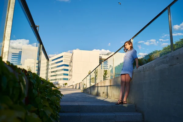 Mulher Atraente Apoiada Copo Seu Reflexo Projetado Vidro Ela Está — Fotografia de Stock