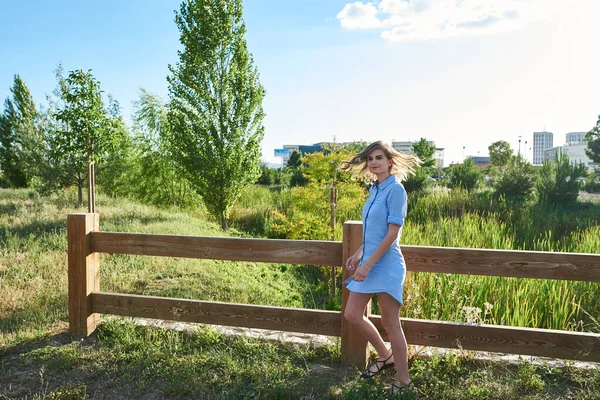 Schöne Frau Sitzt Einem Park Genießen Sie Einen Schönen Sonnigen — Stockfoto
