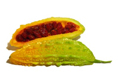 Dilimlenmiş olgun balsam armut, momordika, acı kabak, kavun, Balsam apple acı. Yarım kırmızı tohumları ile. Beyaz arka plan üzerinde izole.