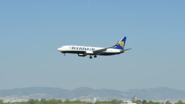Ticari uçak Barcelona Uluslararası Havaalanı'na iniş.Boeing 737-800 uçak Barcelona Havaalanı'na iniş. Yolcu uçağı iniyor. Uçak Barcelona Airport.Ryanair yolcu uçağı iniş inidir. Uçan uçak yaklaşıyor 