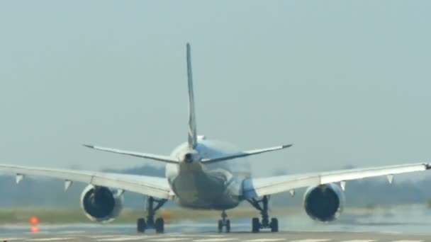 商用客机在巴塞罗那国际机场起飞 飞机在巴塞罗那机场起飞 离开城市的客机飞机在巴塞罗那机场起飞 飞行飞机离开简易机场 — 图库视频影像