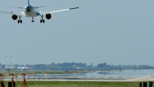 バルセロナ国際空港に着陸民間旅客機 エアバスA320 200航空機は バルセロナ空港に着陸します 旅客機着陸 バルセロナ空港に着陸する航空機 フライング飛行機Ap — ストック動画