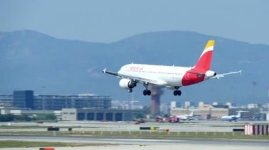 Barselona Uluslararası Havaalanı'na ticari uçak iniş.Airbus A320-200 uçak Barcelona Havaalanı'na iniş. Yolcu uçağı iniyor. Barcelona Airport.Iberia yolcu uçağı iniş uçak iniş uçak. Uçan uçak yaklaşıyor 