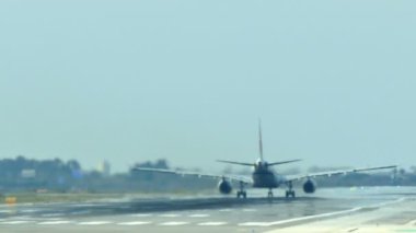 Ticari uçak Barcelona Uluslararası Havaalanı'nda kalkış.Uçak Barcelona Havaalanı'nda kalkış. Yolcu uçağı şehirden ayrılıyor. Uçak Barselona Airport.Flying uçağı uçak pistinden kalkıyor.