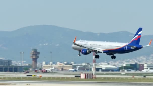 Kommersiell Trafikflygplan Landning Barcelonas Internationella Flygplats Boeing 737 500 Flygplan — Stockvideo