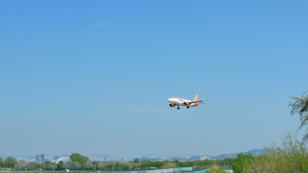 バルセロナ国際空港に着陸民間旅客機エアバスA320 200航空機は バルセロナ空港に着陸します 旅客機着陸 バルセロナ空港に着陸する航空機 Easyjet旅客機着陸 飛行機が接近中 — ストック動画