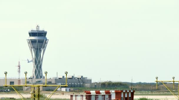 바르셀로나 레이더 관제탑 하늘에 비행기와 바르셀로나 공항에서 관제탑 관제탑을 최대한 — 비디오