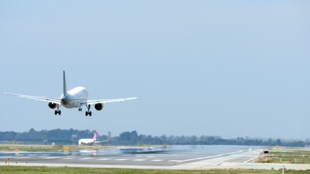 バルセロナ国際空港に民間旅客機が着陸 バルセロナ空港に着陸する航空機 旅客機着陸 バルセロナ空港に着陸する航空機 飛行機が接近中 — ストック動画