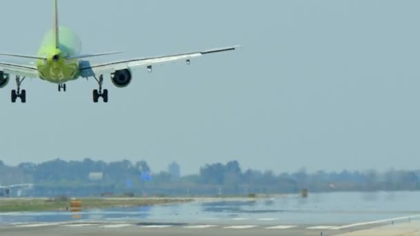 Kommerzielle Flugzeuge Landen Auf Barcelona International Airportaircraft Landen Auf Dem — Stockvideo