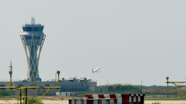 巴塞罗那国际机场雷达交通控制塔 巴塞罗那机场的空中交通管制塔 空中飞行的飞机 机场控制塔满负荷 雷达控制塔与飞机横跨天空 — 图库视频影像