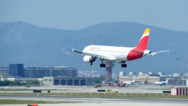 Verkehrsflugzeug Landet Auf Dem Internationalen Flughafen Barcelona Airbus A320 200 — Stockvideo