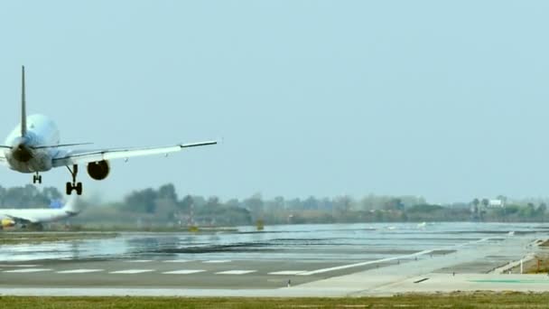 Verkehrsflugzeug Landet Auf Dem Internationalen Flughafen Barcelona Airbus A320 200 — Stockvideo