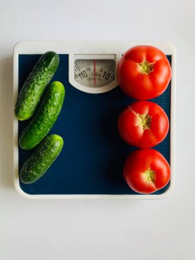 Domatesler ve ağırlıklı salatalıklar