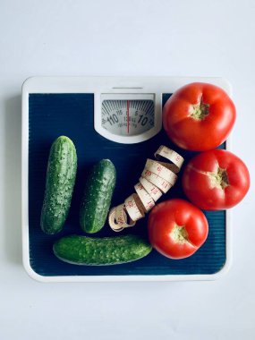 Domatesler ve ağırlıklı salatalıklar