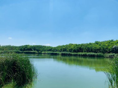 Bulutların arkasında gölün güzel manzarası