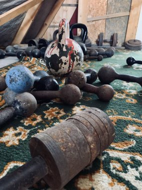 Eski demir halterler yere.