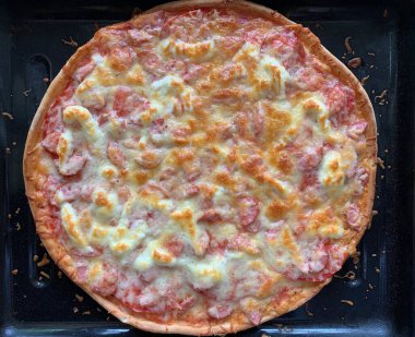 Salamlı ve mozarellalı ev yapımı pizza.