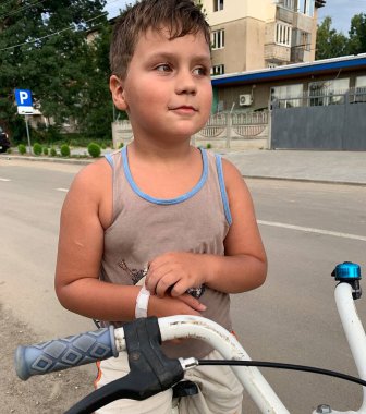 çocuğun elinde alçı var.