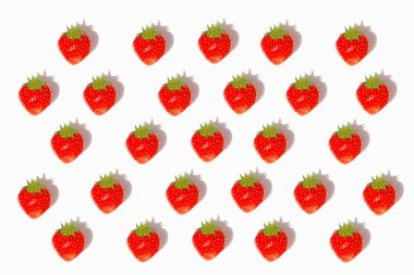 Beyaz arka planda çilekler.