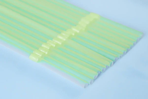 Gröna Plasttubuli För Drycker Blå Bakgrund — Stockfoto