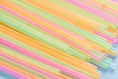 Mavi arka plandaki içecekler için çok renkli plastik borular..