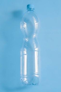  Mavi arka planda plastik şişe..