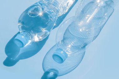 Mavi arka planda iki plastik şişe..