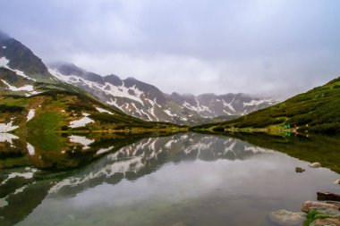 Dağlar göller. Tatras 'taki beş gölet vadisi. Yağmurlu bir gün. Yağmur damlalarıyla çekiliyor.