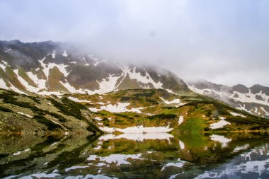 Dağlar göller. Tatras 'taki beş gölet vadisi. Yağmurlu bir gün. Yağmur damlalarıyla çekiliyor.