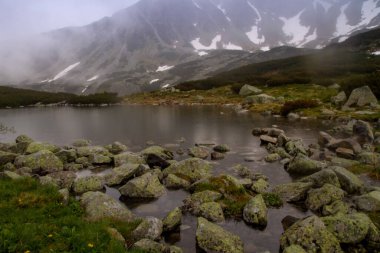 Dağlar göller. Tatras 'taki beş gölet vadisi. Yağmurlu bir gün. Yağmur damlalarıyla çekiliyor.