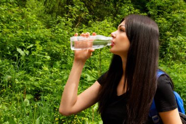 Kız dağlara seyahat ediyor. Yürüyüş. Yağmurlu bir günde yazın yüksek dağlar.