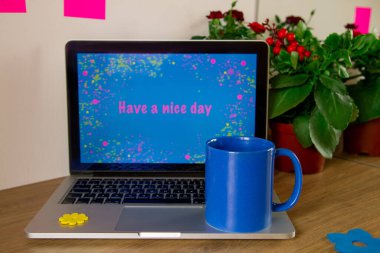 Not defteri. Mektuplar. İyi günler. Bir fincan mavi kahve.