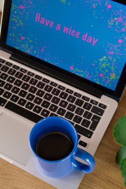 Not defteri. Mektuplar. İyi günler. Bir fincan mavi kahve.