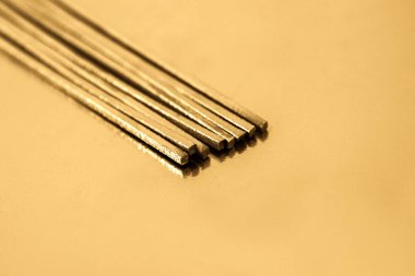 Altın bir arka planda altın çubuklar.