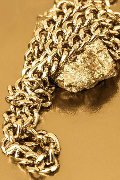 Gouden Ketting Een Gouden Steen Gouden Achtergrond — Stockfoto