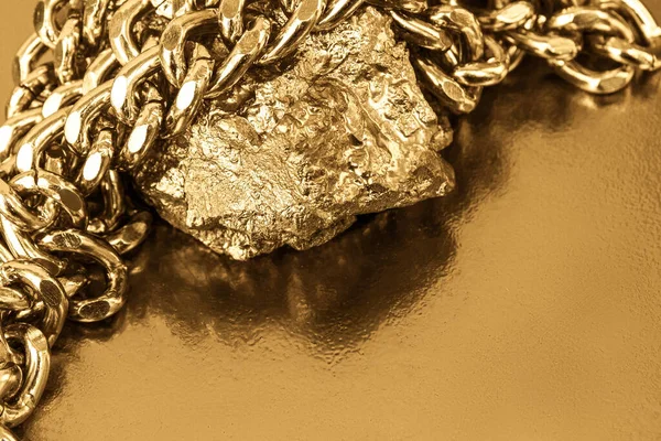 Gouden Ketting Een Gouden Steen Gouden Achtergrond — Stockfoto