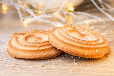 Kırıntılı iki kurabiye..