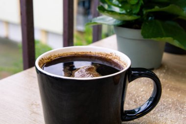 Koyu kahve ve taze kahve..