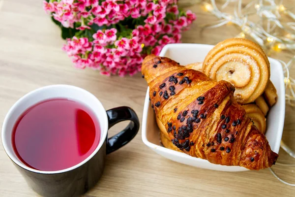 Una Tazza Alla Rosa Croissant Biscotti Piatto Fiori Rosa — Foto Stock